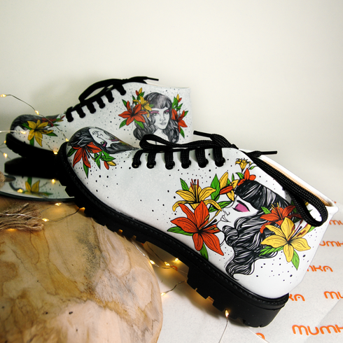 Botki z Miłośniczką Kwiatów białe z czarną podeszwą