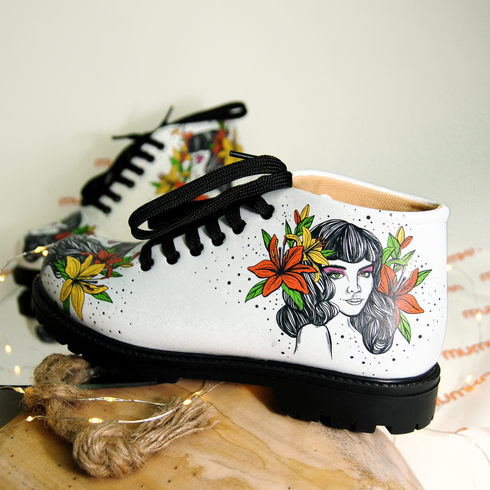 Botki z Miłośniczką Kwiatów białe z czarną podeszwą