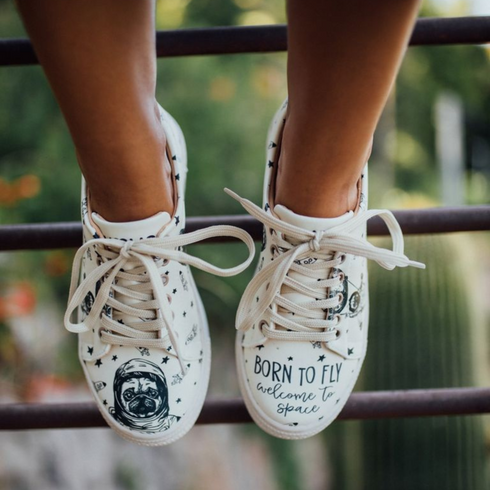 Sneakers - Mops, Pies Astronauta na śnieżno-białym tle