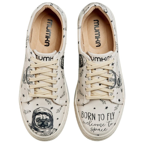 Sneakers - Mops, Pies Astronauta na beżowym tle