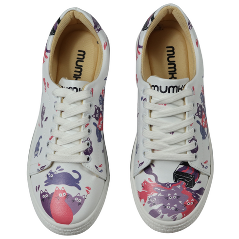 Sneakersy z kotami - koty są wszędzie