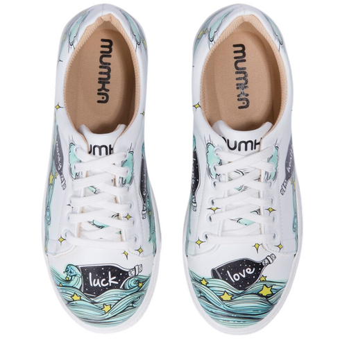 Sneakers - Pragnienie zamknięte w Butelce