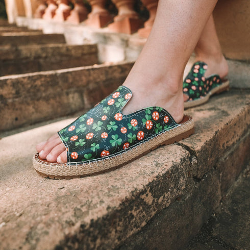 Klapki czarne w koniczynki i biedronki