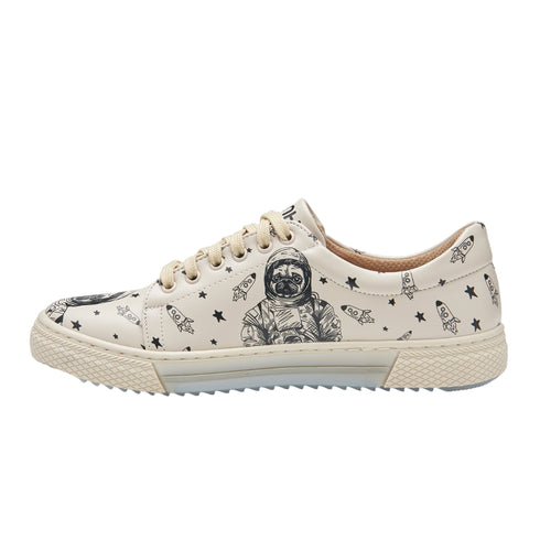 Sneakers - Mops, Pies Astronauta na beżowym tle