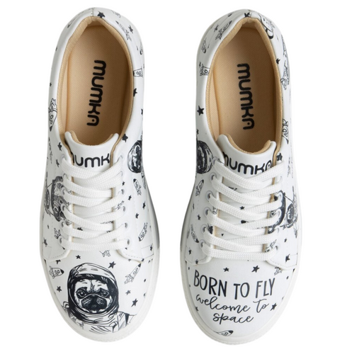 Sneakers - Mops, Pies Astronauta na śnieżno-białym tle