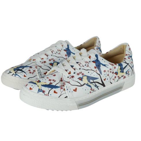 Sneakersy w ptaki, jaskółki