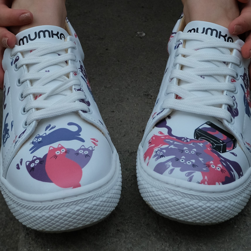 Sneakersy z kotami - koty są wszędzie