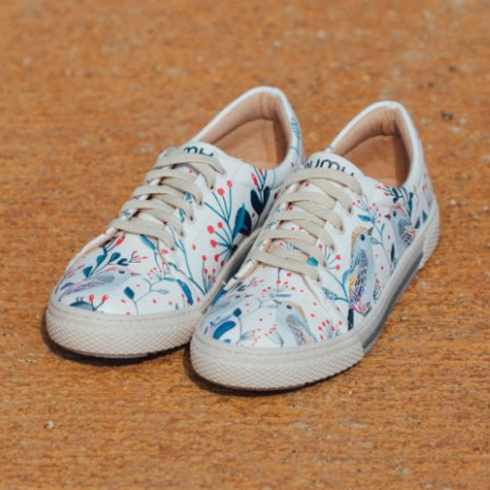 Sneakersy - Niebieskie ptaki i kwiaty