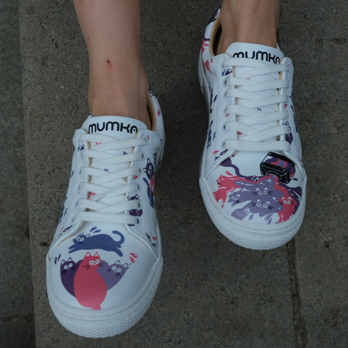 Sneakersy z kotami - koty są wszędzie