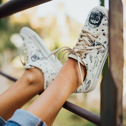 Sneakers - Mops, Pies Astronauta na beżowym tle