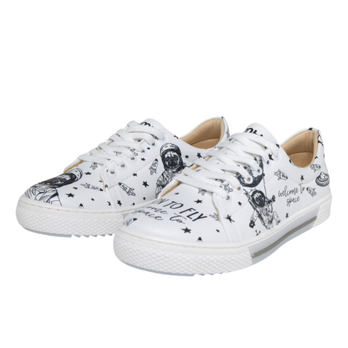 Sneakers - Mops, Pies Astronauta na śnieżno-białym tle