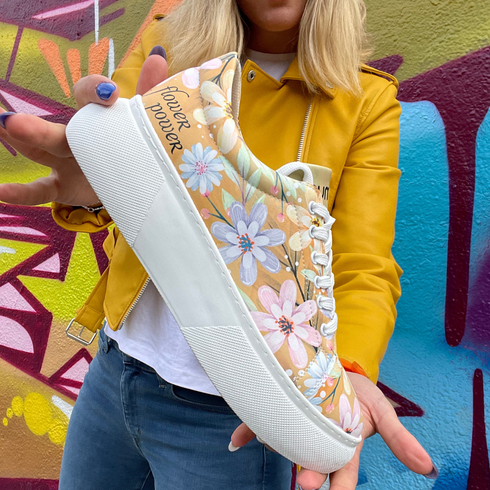 Sneakersy na platformie w Kolorowe Kwiaty Stokrotki