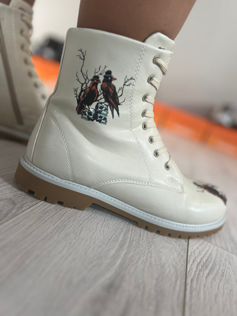 Trapery, Glany Czerwony Kruk na beżowym tle