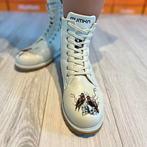 Trapery, Glany Czerwony Kruk na beżowym tle