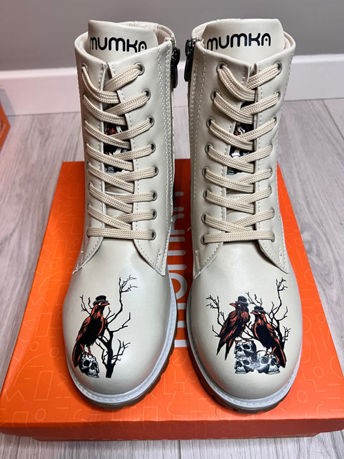 Trapery, Glany Czerwony Kruk na beżowym tle