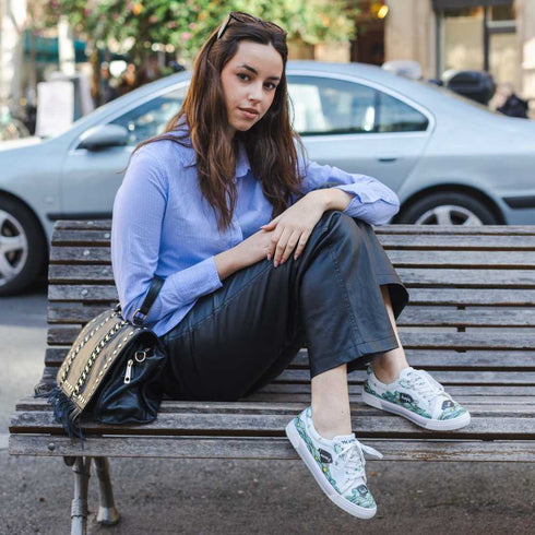 Sneakers - Pragnienie zamknięte w Butelce