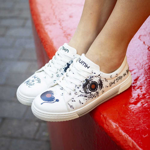 Sneakersy z muzycznym motywem