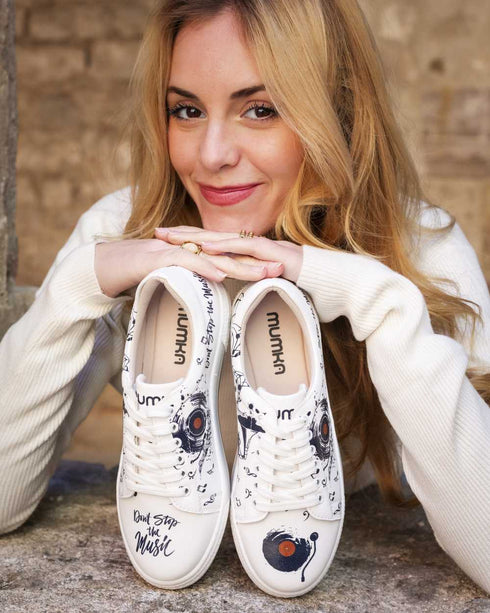 Sneakersy z muzycznym motywem