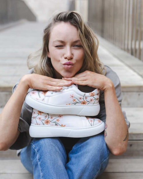 Sneakersy na platformie - Delikatne kwiaty wiśni