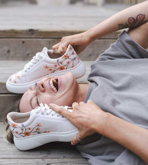 Sneakersy na platformie - Delikatne kwiaty wiśni