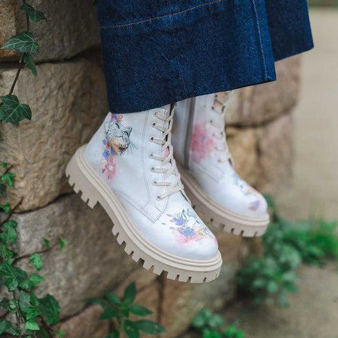 Trapery na platformie z Patrzącym Kotem