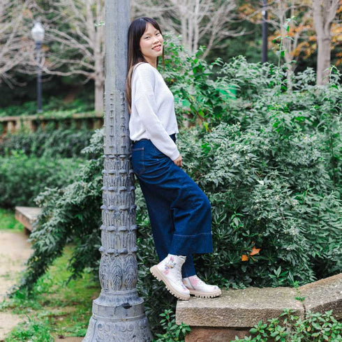 Trapery na platformie z Patrzącym Kotem