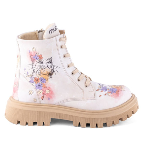 Trapery na platformie z Patrzącym Kotem