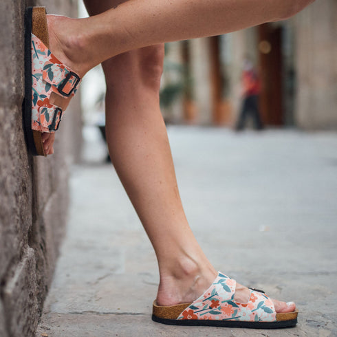 Klapki w kwiaty w różu i bieli wyprofilowane - Mumka Shoes Polska