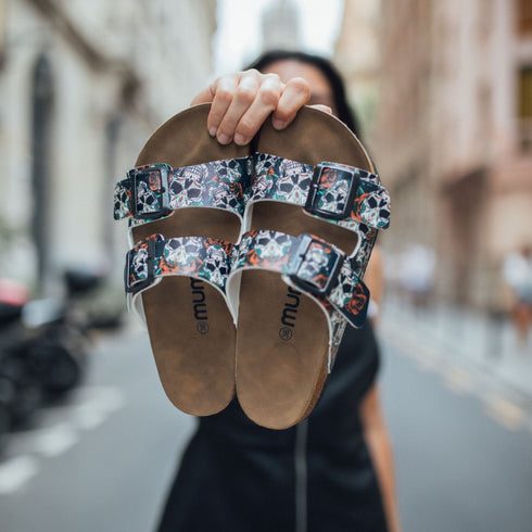 Klapki w Róże i Czachy wyprofilowane - Mumka Shoes Polska