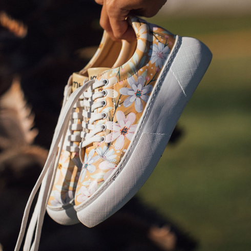 Sneakersy na platformie w Kolorowe Kwiaty Stokrotki