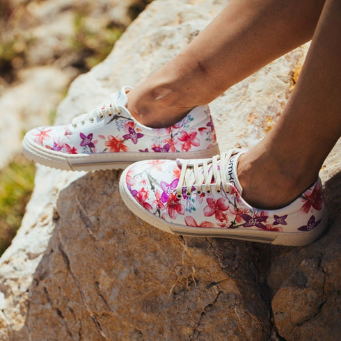 Sneakers - Kwiaty wiśni na kremowym tle